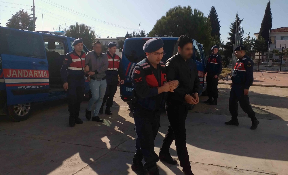 İranlı 4 kişi polis süsüyle turistleri gasp ettiler