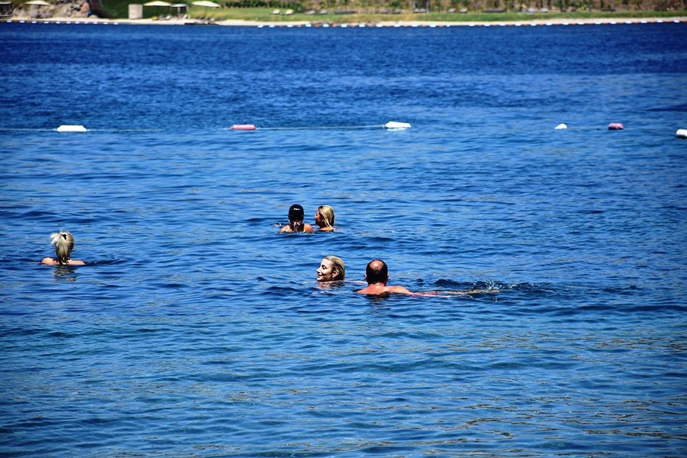 İrem Derici denizden çıkmak bilmedi