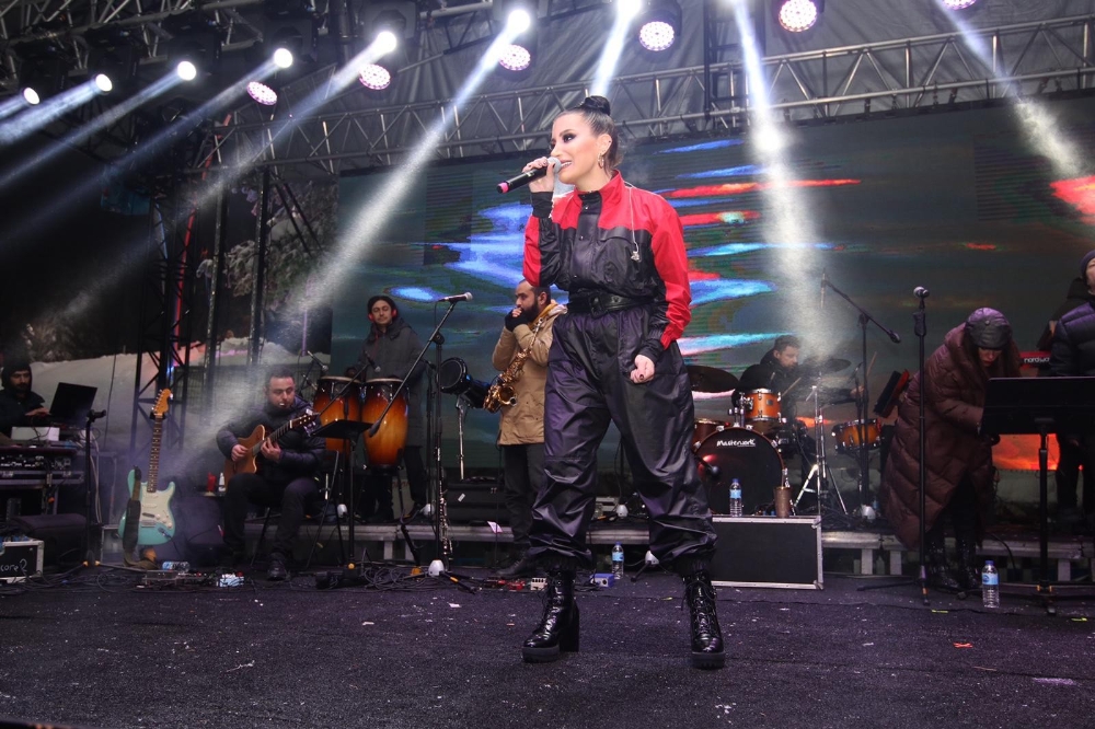 İrem Derici eksi 4 derecede sevenlerini coşturdu