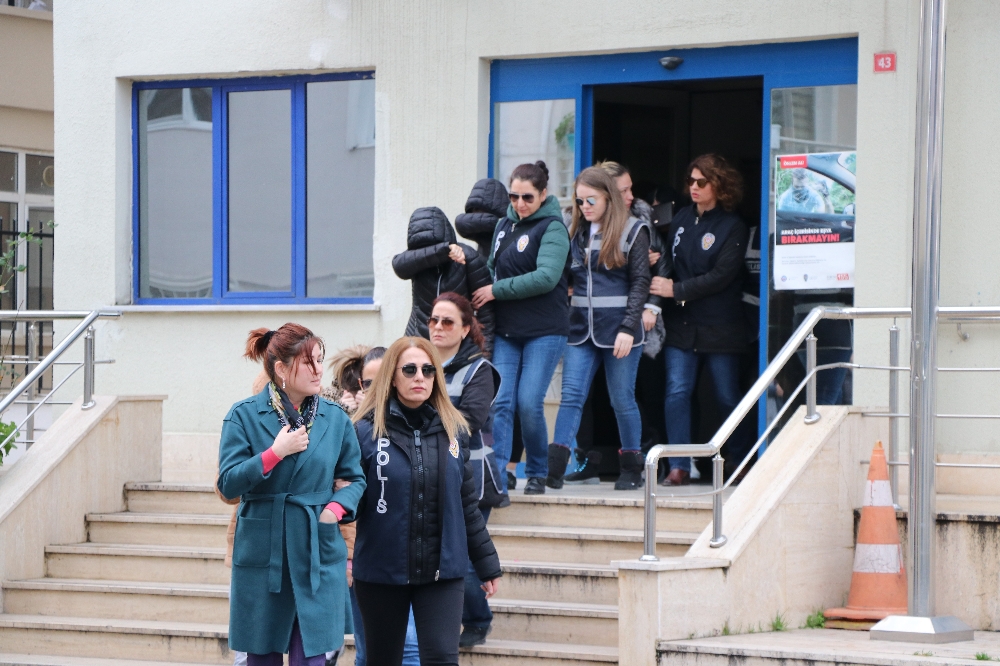 İş vaadiyle kandırdıkları kadınlara fuhuş yaptırdılar: 50 gözaltı