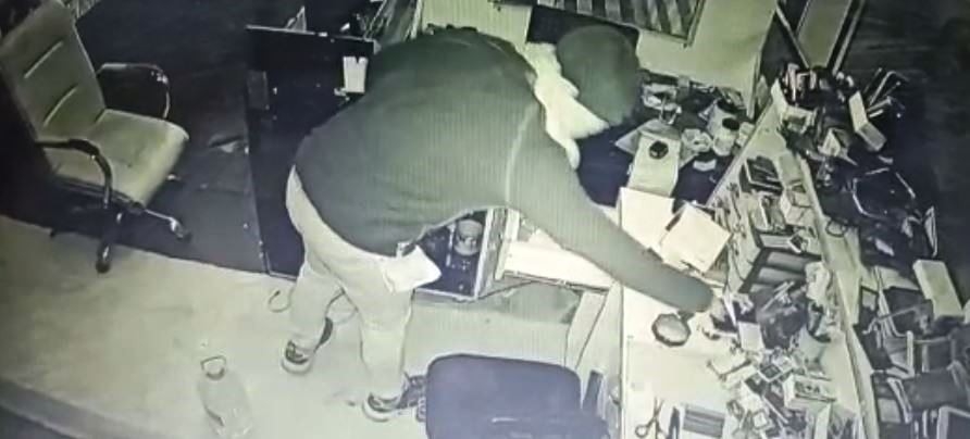 İş yerinden cep telefonu hırsızlığı kamerada