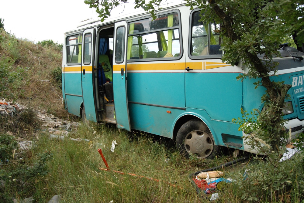 İşçi minibüsü yoldan çıktı: 13 yaralı
