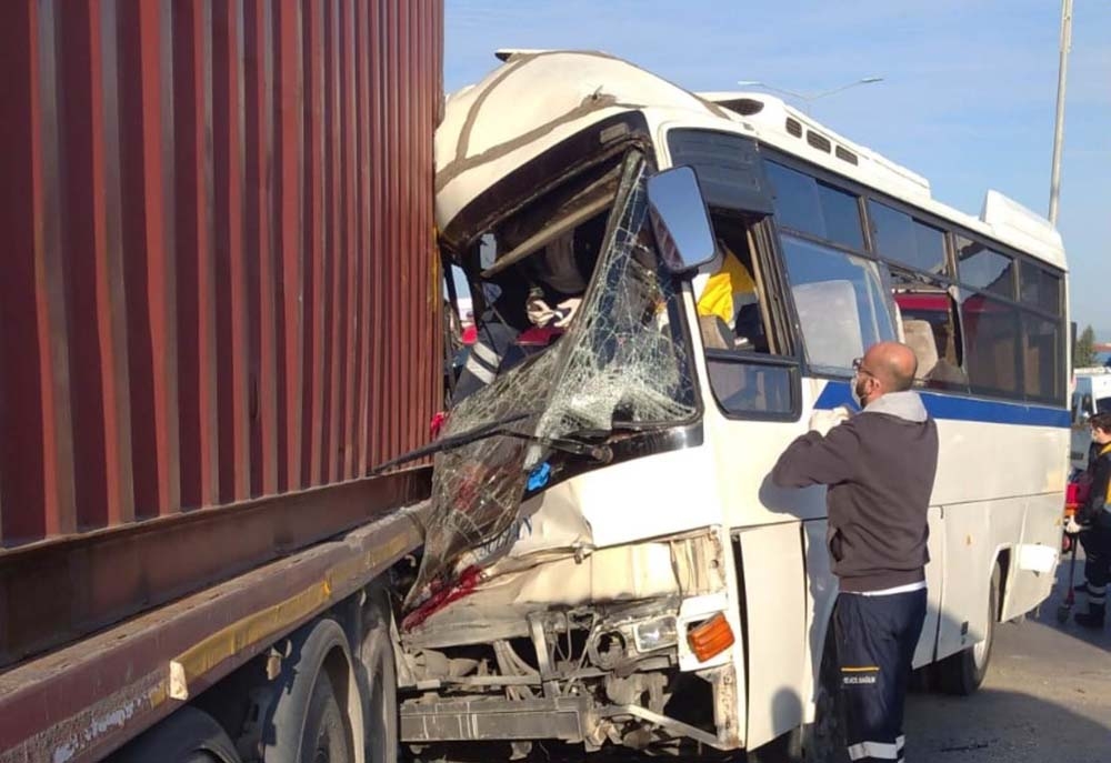 İşçi servisi park halindeki tıra çarptı: 1 ölü 15 yaralı