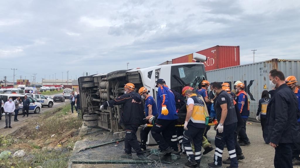 İşçi servisi yan yattı: 1 ölü, 20 yaralı
