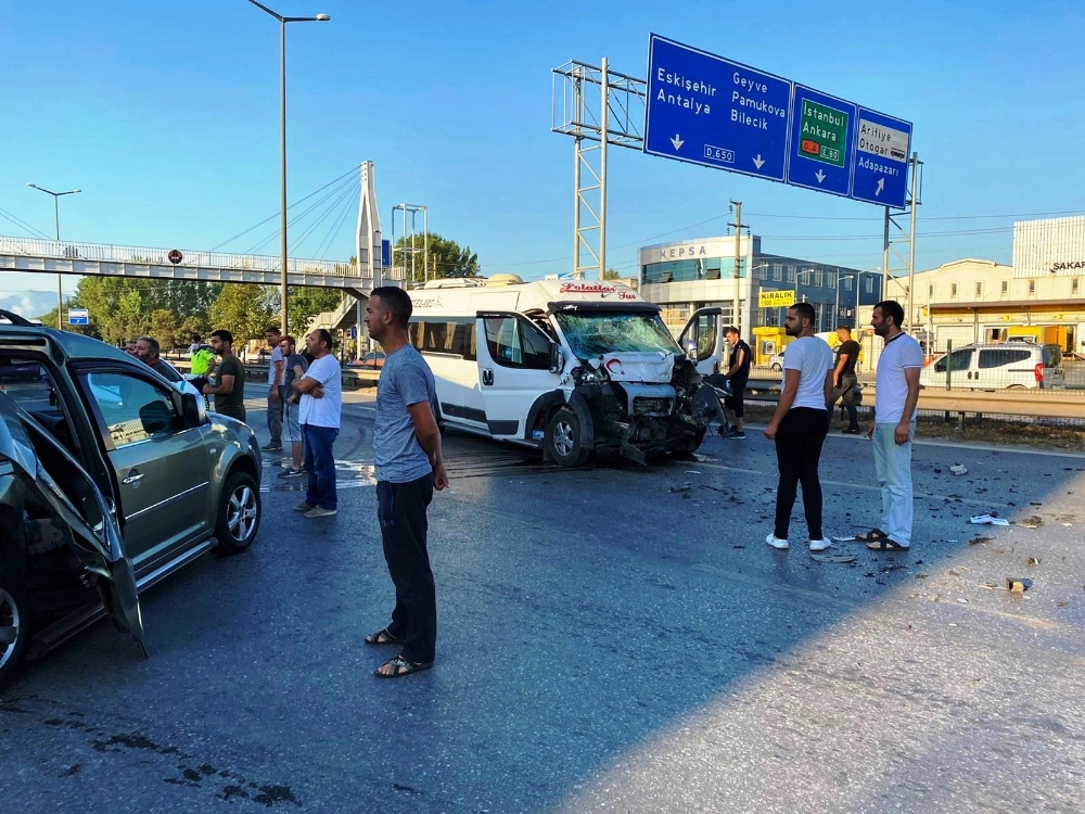 İşçi servisiyle hafif ticari araç çarpıştı: 1 ölü, 2 yaralı