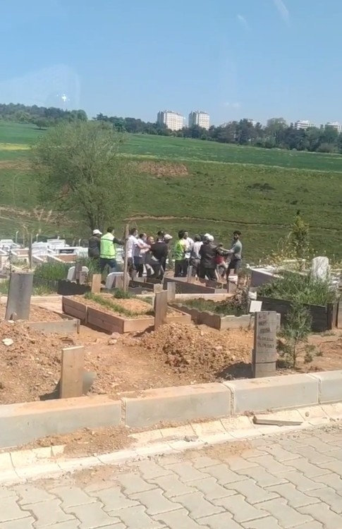 İşçiler mezarlıkta birbirine girdi: O anlar kamerada