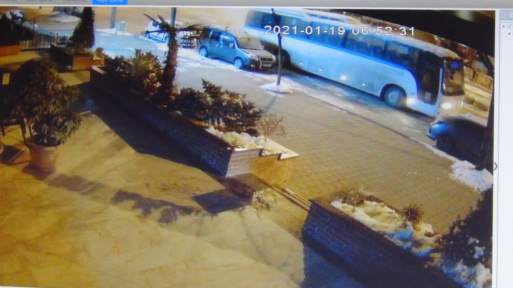 İşçileri almaya giden servis alevlere teslim oldu