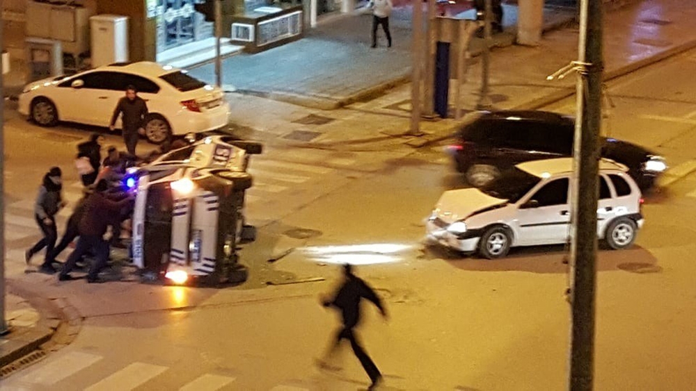 Işık ihlali yapan otomobil polis aracını böyle devirdi