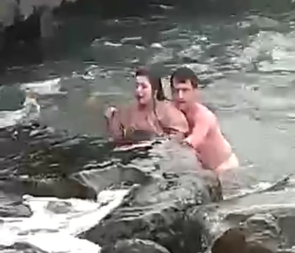 İskeleden denize düşen genç kız için buz gibi suyu düşünmeden denize atladı
