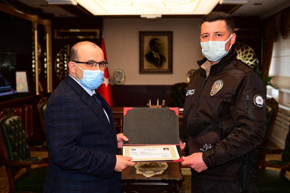 İskeleden denize düşen genç kızı kurtaran kahraman bekçi o anları anlattı