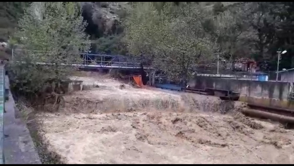 İskenderun’da sağanak su baskınlarına yol açtı