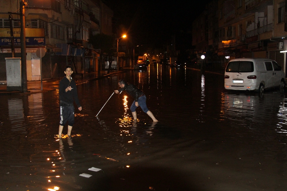 İskenderunda Sağanak Yağmur Hayatı Felç Etti