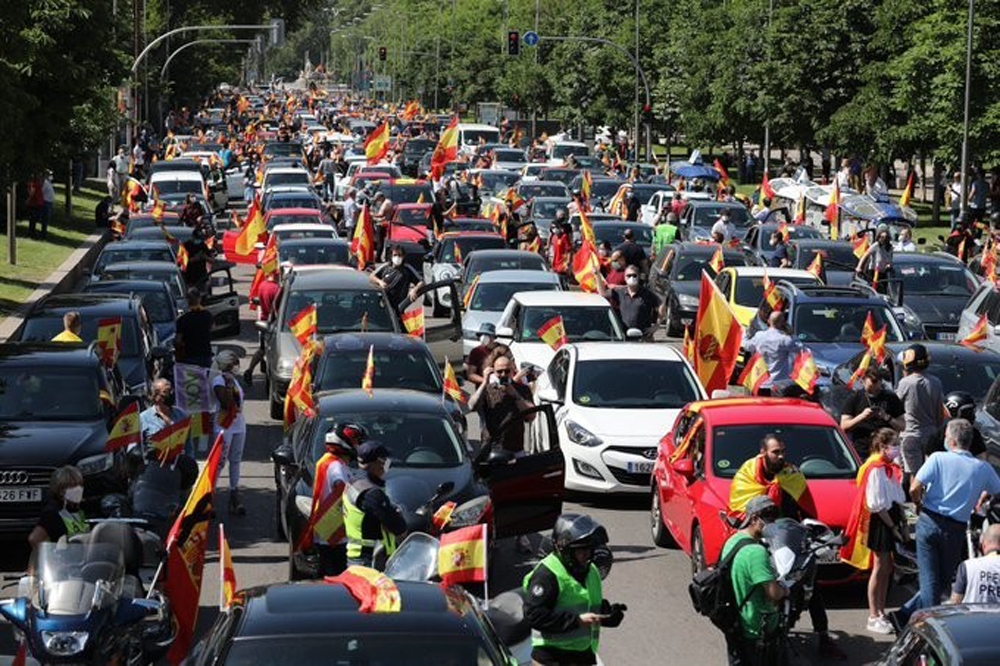 İspanya’da korona kısıtlamalarına “araçlı” protesto