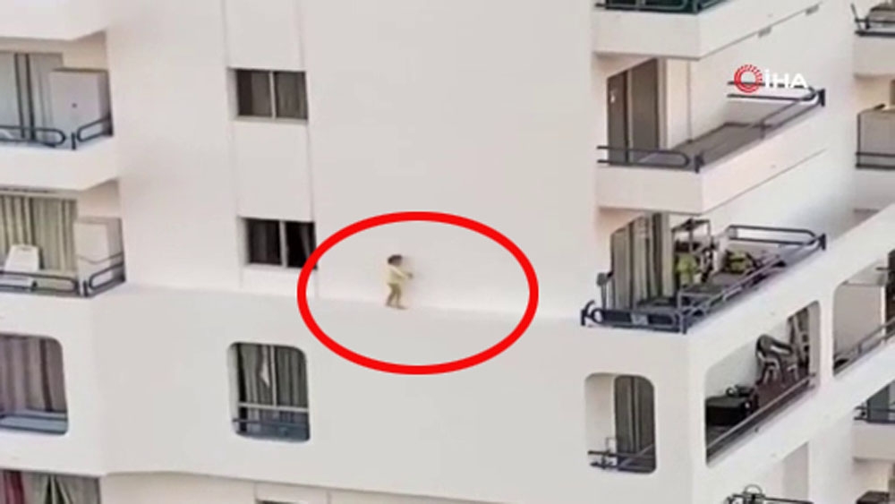 İspanya’da küçük kızın tehlikeli oyunu kamerada