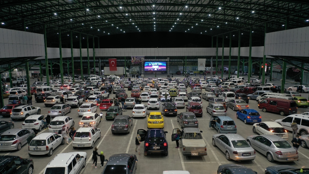 Isparta’da arabada sinema keyfi