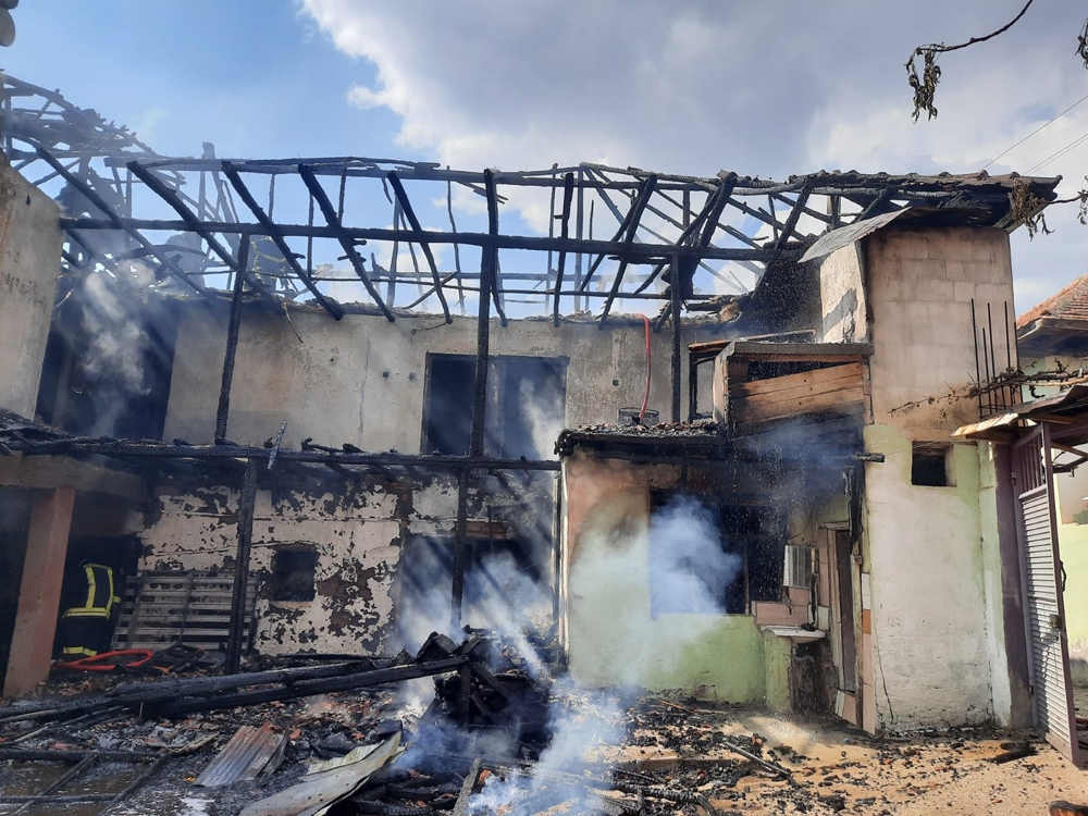 Isparta’da çıkan yangında 2 katlı ev tamamen yandı