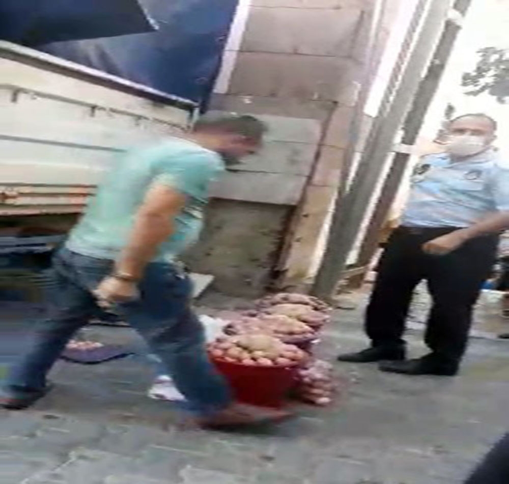 İşportacı ile zabıta memurları birbirine girdi