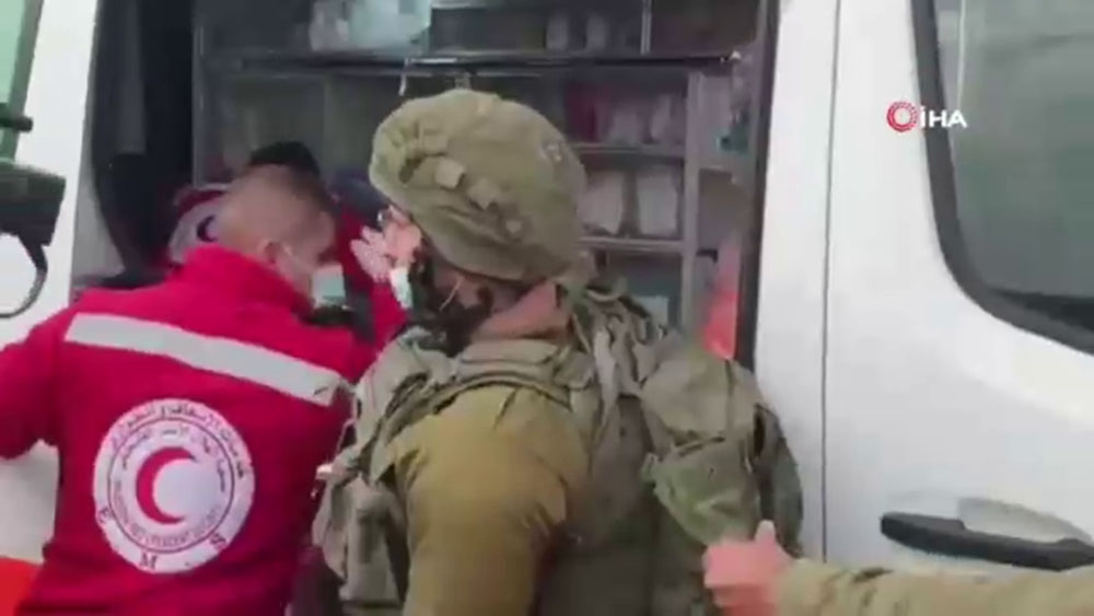 İsrail askerleri, ambulanstaki yaralı Filistinliye müdahale etti