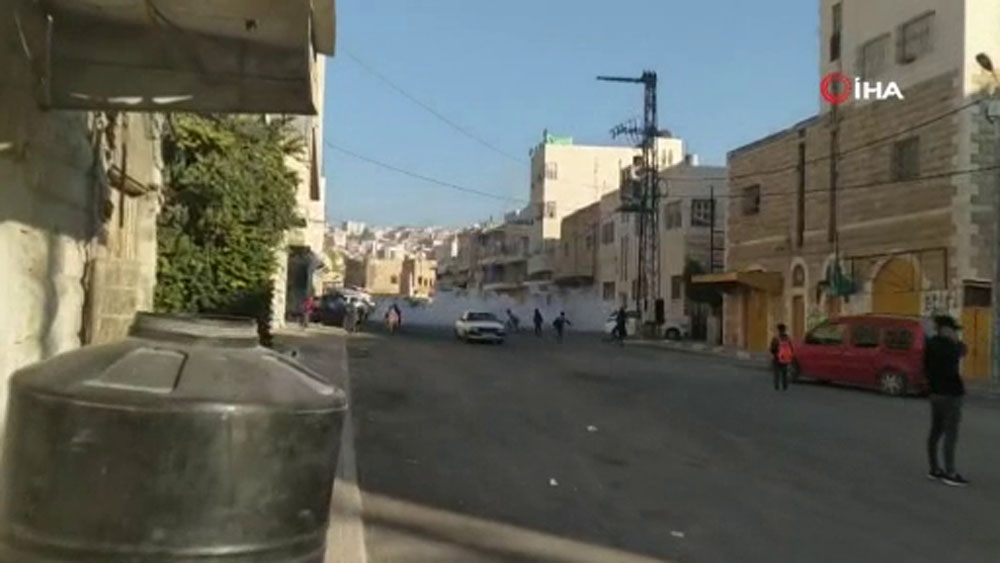 İsrail Askerleri Öğrencilere Gaz Bombası Attı