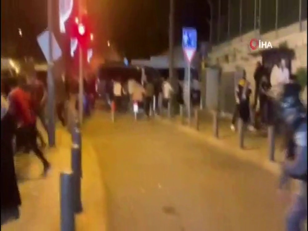 İsrail güçleri, Mescid-i Aksa’da ibadet edenlere saldırmaya devam ediyor: 4 yaralı