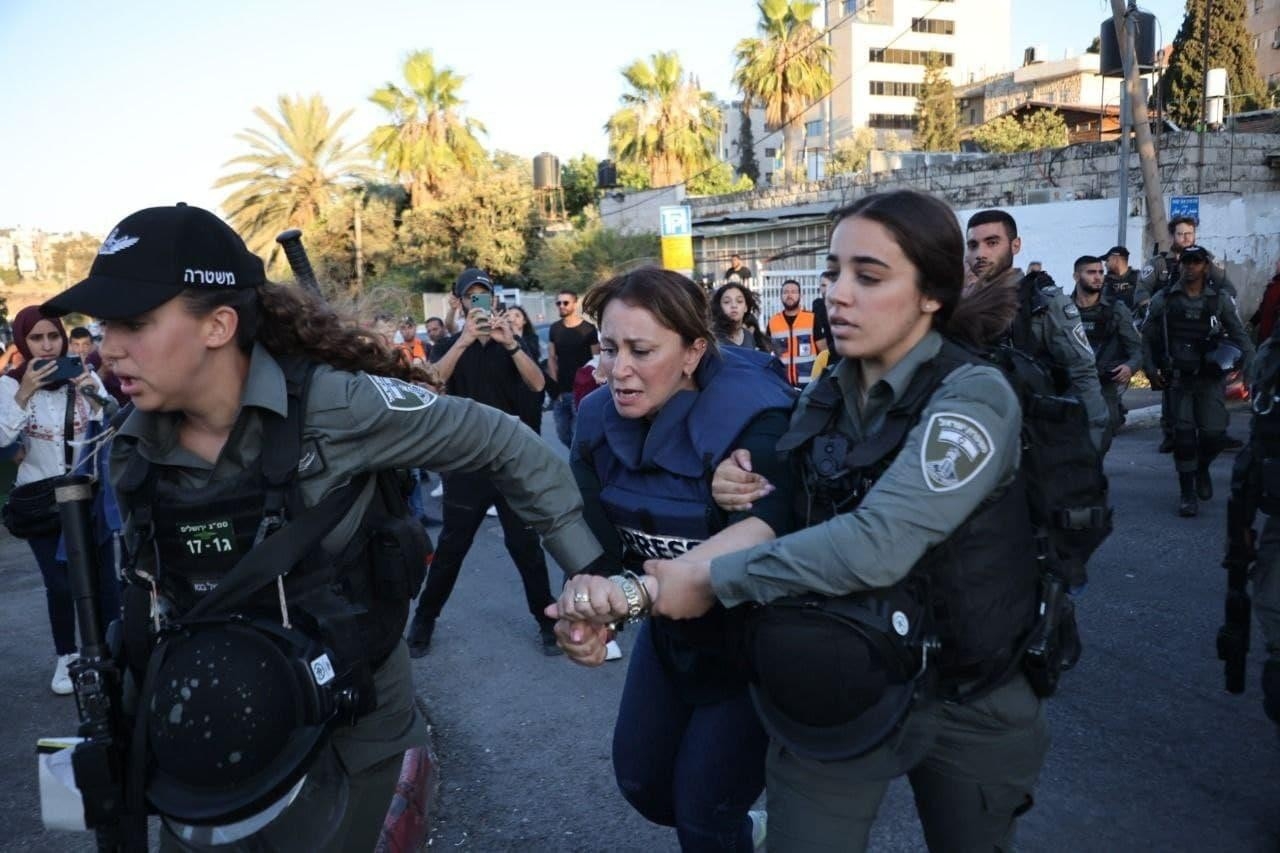 İsrail güçlerinden Al-Jazeera muhabirine darp ve gözaltı