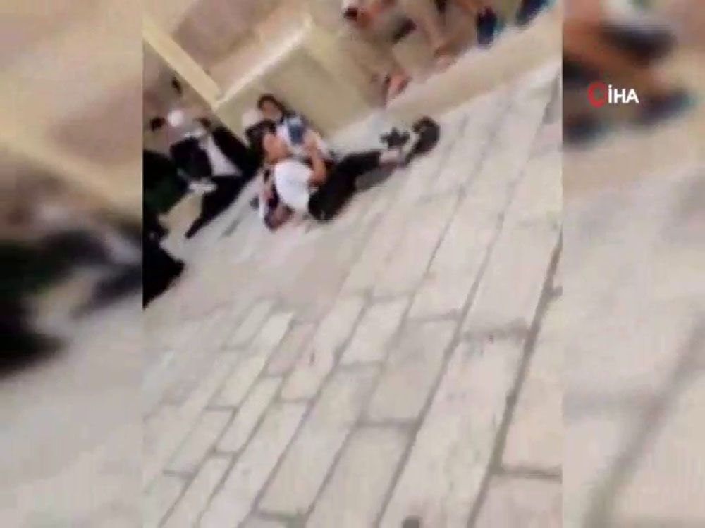 İsrail polisi Mescid-i Aksa’da 5 Filistinli genci gözaltına aldı