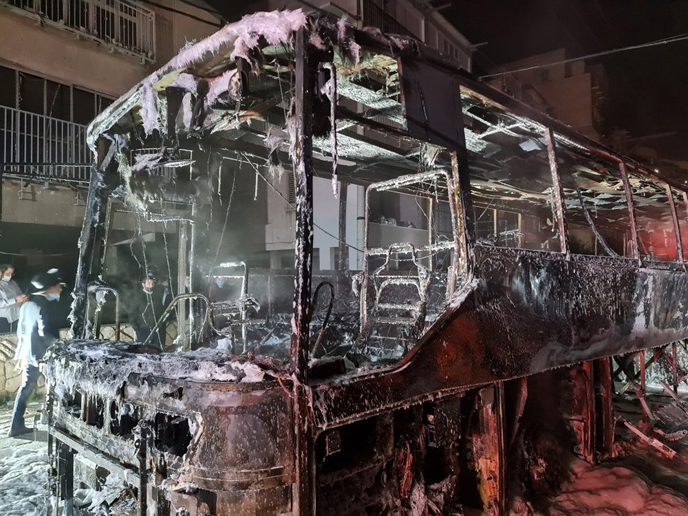 İsrail’de Covid-19 tedbirlerine karşı çıkan Haredi Yahudileri otobüsü ateşe verdi
