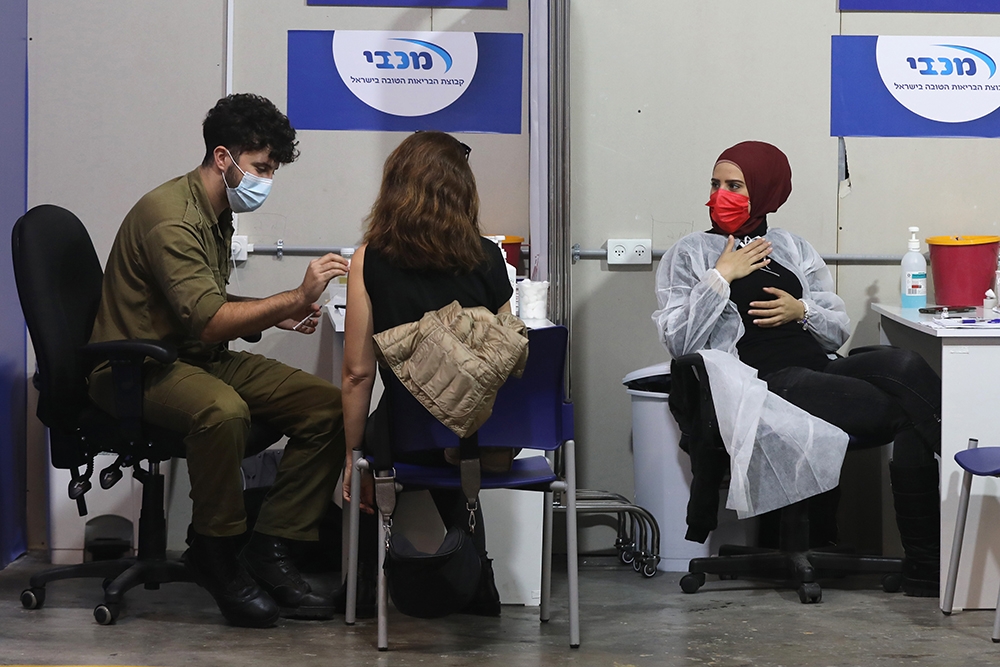 İsrail’de gençler de Covid-19’a karşı aşılanmaya başlandı
