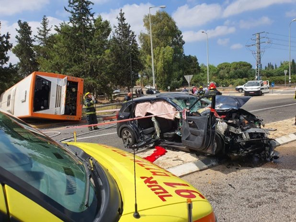 İsrail’de otobüs ile otomobil çarpıştı: 21 yaralı