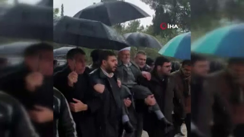İsrail’in yasak koyduğu Şeyh İkrime Sabri, Mescid-i Aksa’ya omuzlarda girdi
