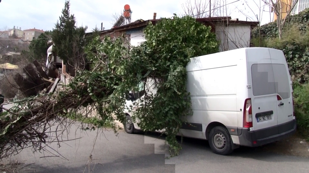 İstahbul’da fırtına: Elektrik direği minibüsün üzerine devrildi