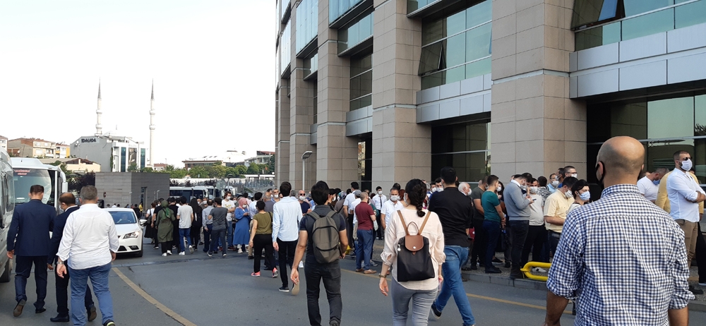 İstanbul Adalet Sarayı önünde uzun kuyruklar oluştu