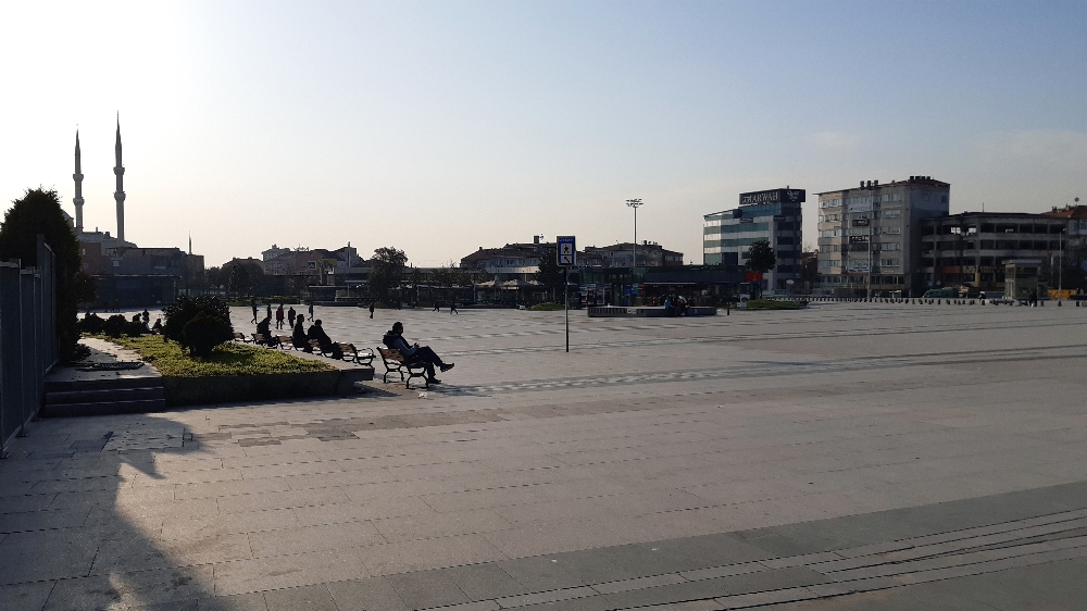 İstanbul Adliyesi önündeki banklar boş kalmadı