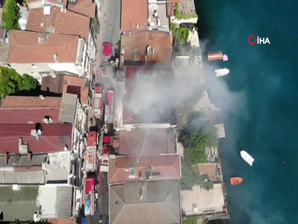 İstanbul Boğazı’na sıfır binanın çatısı alev alev yandı