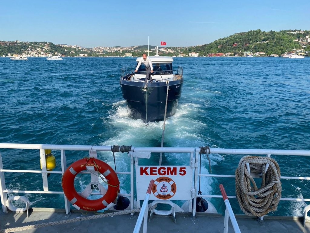 İstanbul Boğazı’nda arızalanan tekne sürüklendi