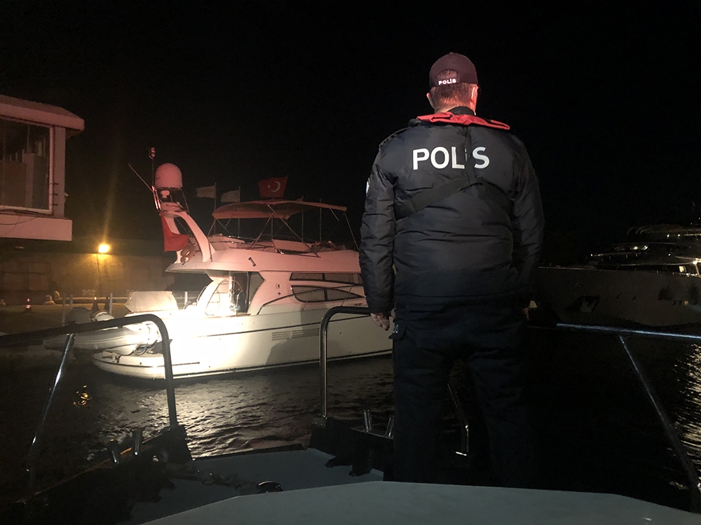 İstanbul Boğazı’nda polisten korona ve yılbaşı denetimi