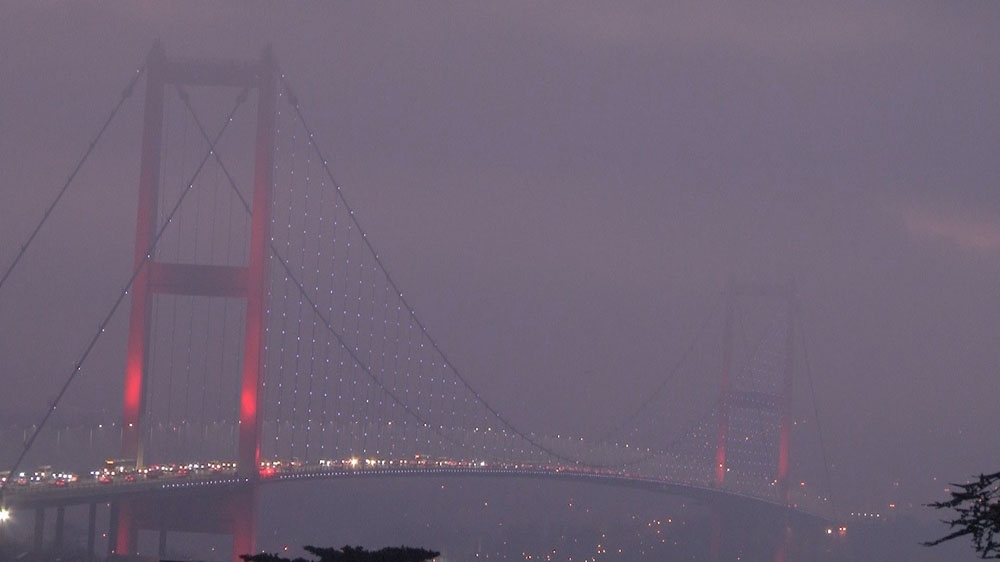 İstanbul Boğazı’nda sabah saatlerinde etkili olan sis kartpostallık görüntüler oluşturdu