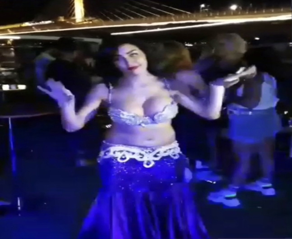 İstanbul Boğazı’nda salgına rağmen “dansözlü” yat partileri kamerada