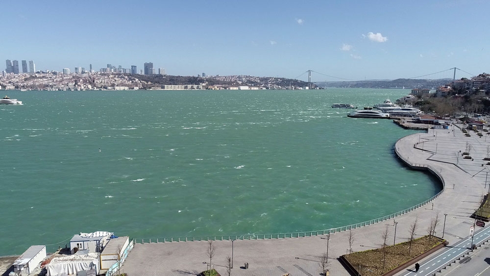 İstanbul Boğazı’nda sıra dışı renk