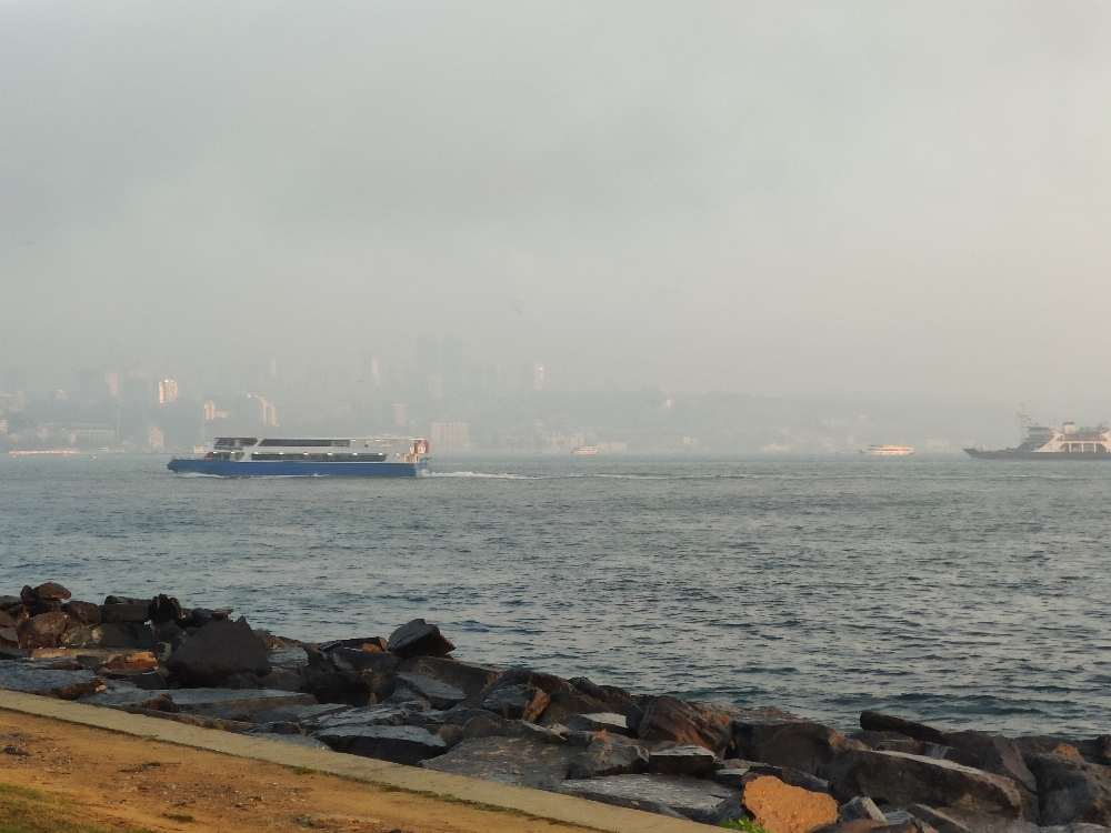 İstanbul Boğazı’nda sis etkili oluyor