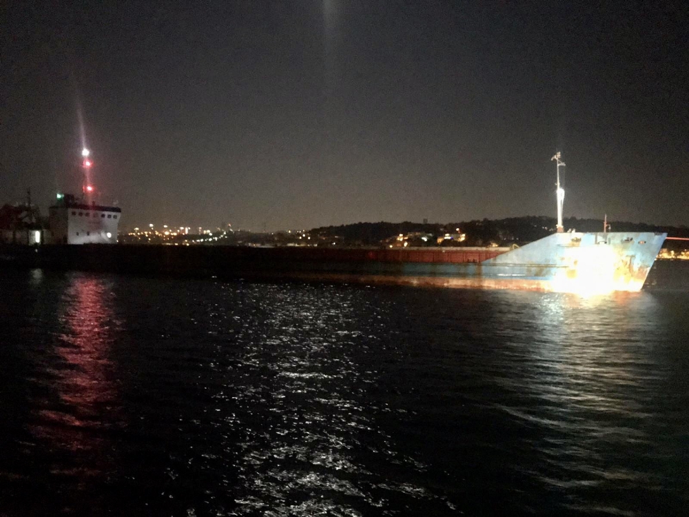 İstanbul Boğazı’nda sürüklenen gemi tehlike saçtı