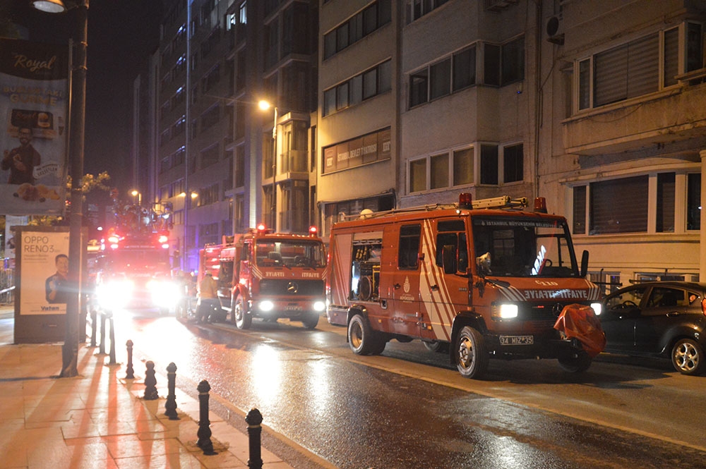 İstanbul Devlet Tiyatrosunda çıkan yangın paniğe neden oldu