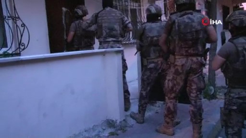 İstanbul Emniyeti’nden zehir tacirlerine şafak operasyonu: 75 gözaltı