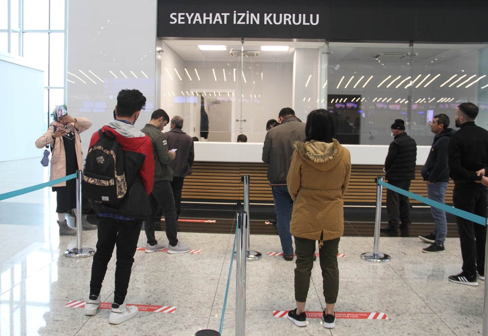 İstanbul Havalimanı’nda yolcular seyahat izin belgesi için başvuruyor