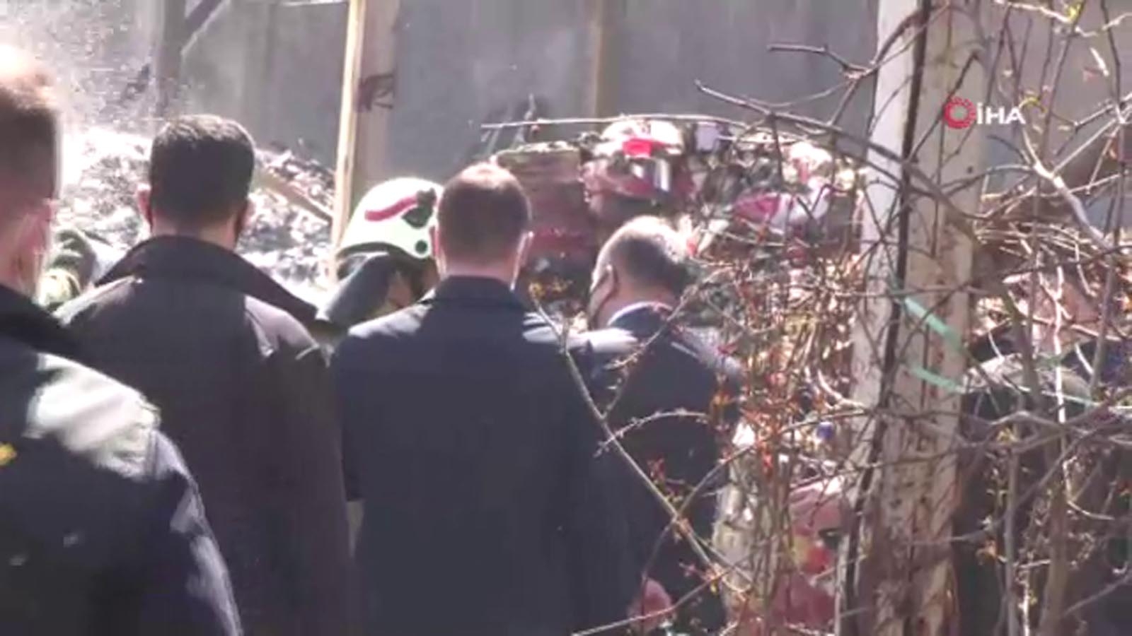 İstanbul İl Emniyet Müdürü Aktaş, yangın alanında inceleme yaptı