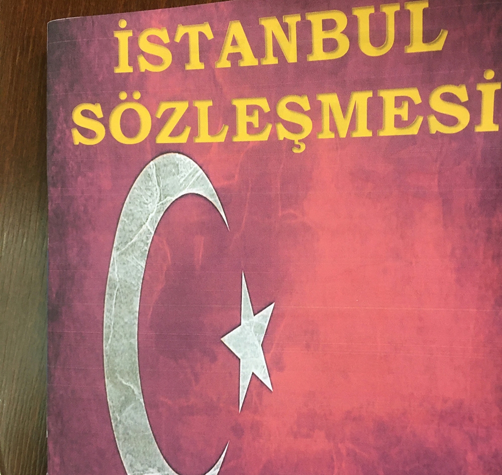 İstanbul Sözleşmesi karşıtı kitapçıklar TBMM’de dağıtıldı