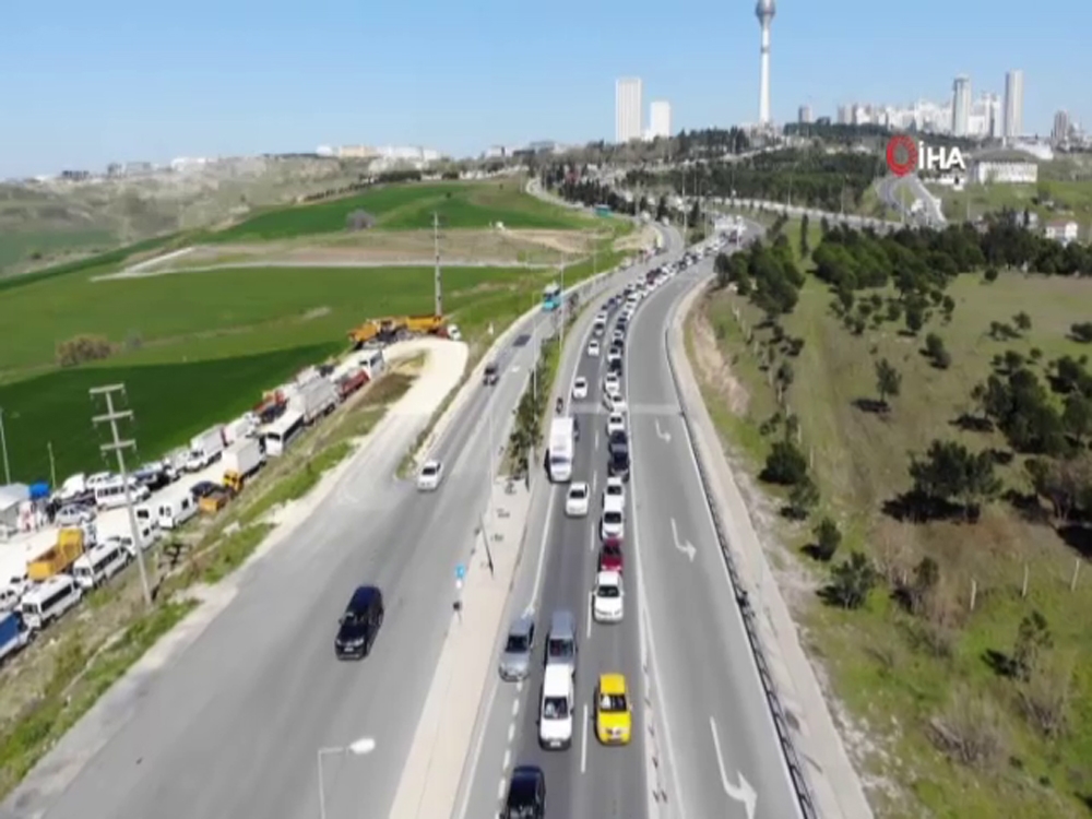 İstanbul trafiği sokağa çıkma yasağı öncesi kilitlendi