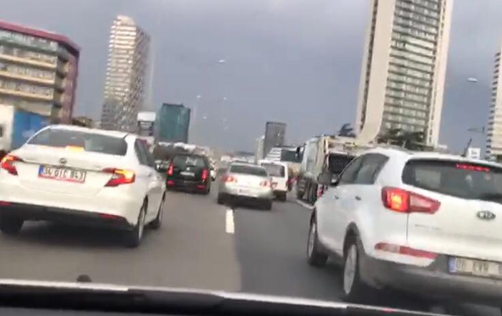İstanbul trafiğinde “makas” terörü kamerada