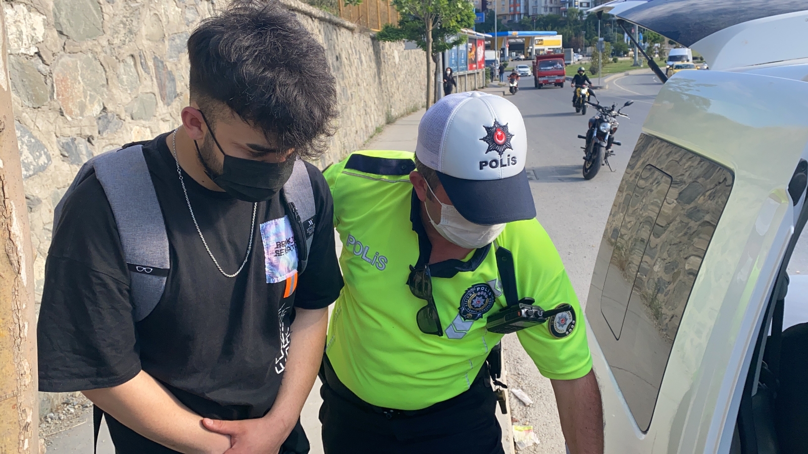 İstanbul trafiğinde “pes” dedirten görüntü: Kız arkadaşıyla motorda yer değiştirdi