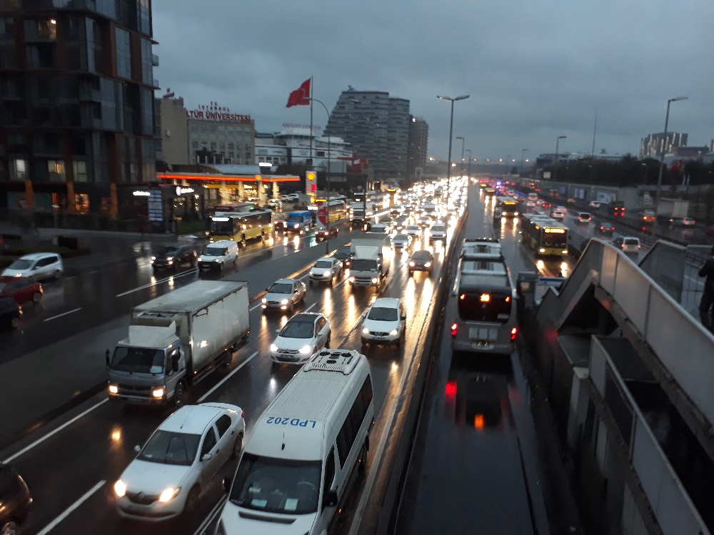 İstanbul trafiğinde sağanak yağmur yoğunluğu